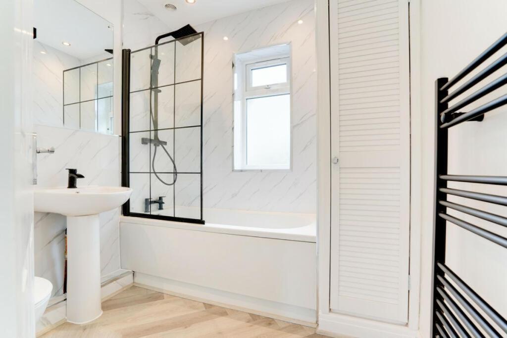 Lymer House - Stylish 3 Bedroom House In וולברהאמפטון חדר תמונה